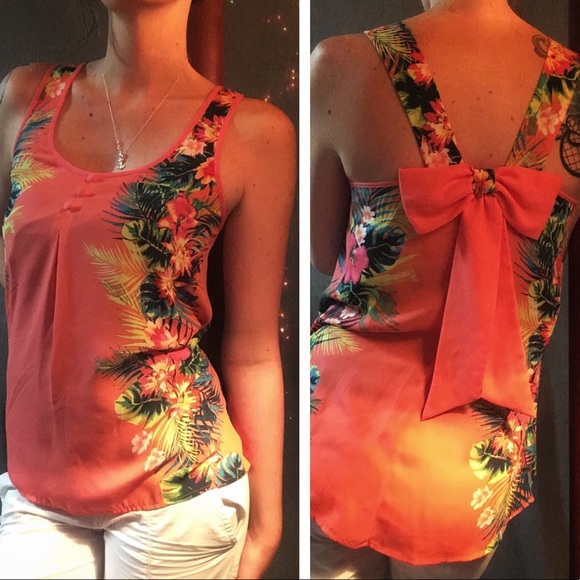 Tops - Sleeveless blouse
